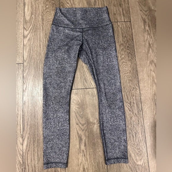 🖤🤍 LULULEMON Wunder Under Hi-Rise Pant - Luon Spray Jacquard White/Black 🤍🖤 - Picture 5 of 6